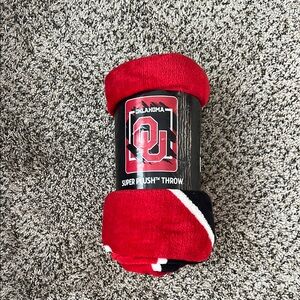 NWT OU ( University of Oklahoma) super plush throw. 46x60